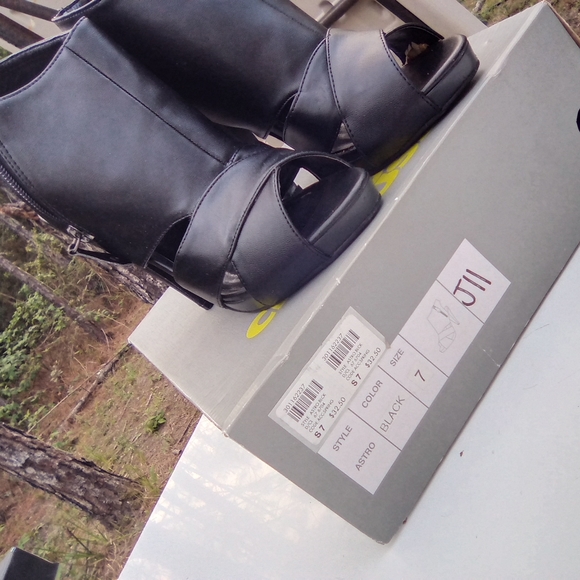 Heels - Picture 2 of 3